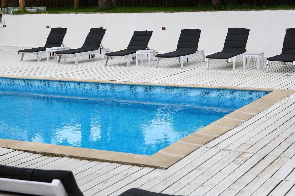 Hotel Par Avion Априлці Екстер'єр фото