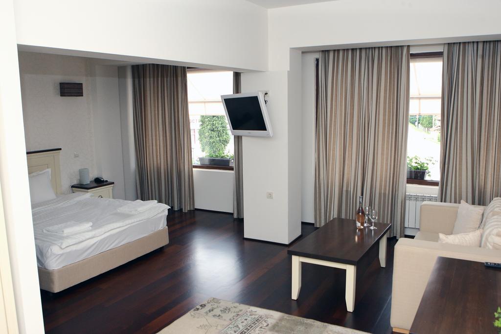 Hotel Par Avion Априлці Екстер'єр фото